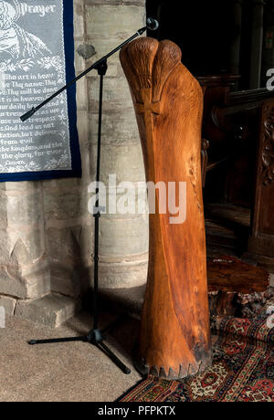 Un legno intagliato leggio nella chiesa di San James, Normanton-su-Soar, Nottinghamshire, England, Regno Unito Foto Stock