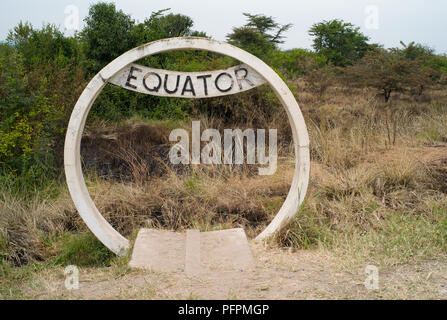 Segno equatore in Uganda - un monumento che segna la linea tra emisfero settentrionale e meridionale Foto Stock