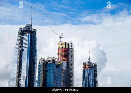 La città di New York, Stati Uniti d'America - 21 Giugno 2018: grattacieli in costruzione nel nuovo sviluppo nel West Side di Manhattan. Visualizzare contro sky con spazio di copia Foto Stock