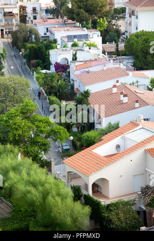 Vista in elevazione delle case a Sitges, Spagna Foto Stock