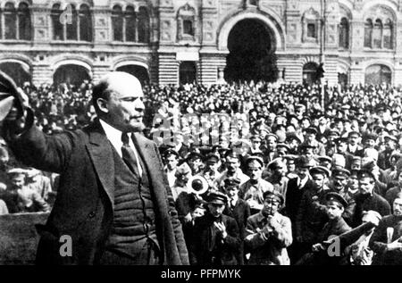 Unione sovietica, Mosca, Vladimir ilic uianov detto Lenin che parla alla folla, 1918 Foto Stock