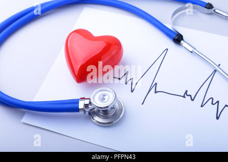 Medical stetoscopio e cuore rosso con cardiogram isolato su bianco. delle cure mediche concept Foto Stock