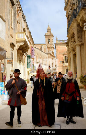 MDINA, Malta - 19 Aprile: La Mdina festival medievale e i turisti in aprile 19, 2015 in Mdina, Malta. Più di 1,6 mln di turisti è attesa una visita M Foto Stock