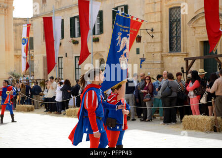 MDINA, Malta - 19 Aprile: La Mdina festival medievale e i turisti in aprile 19, 2015 in Mdina, Malta. Più di 1,6 mln di turisti è attesa una visita M Foto Stock