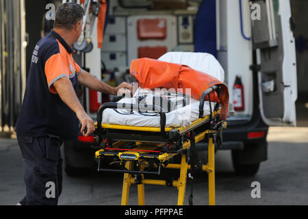 Bucarest, Romania - 13 agosto 2018: paramedico da un'ambulanza spingere una barella vuota Foto Stock
