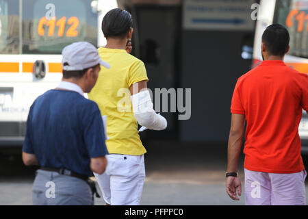 Bucarest, Romania - 13 agosto 2018: il giovane uomo con la sua mano destra in un calco in gesso di andare al Floreasca Ospedale di emergenza Foto Stock