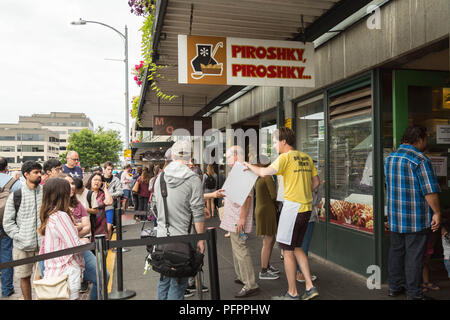 I visitatori di attendere per loro si trasforma in linea al gusto piroshki davanti Piroshky Piroishky presso il Mercato di Pike Place, Seattle, Washington, Stati Uniti d'America. Foto Stock