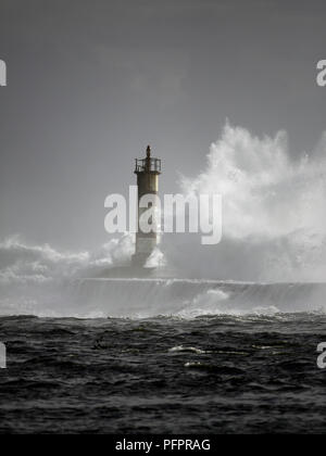 Faro del fiume Ave ingresso in una serata tempestosa, Vila do Conde, il nord del Portogallo Foto Stock