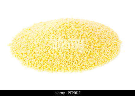 Cumulo di materie, couscous crudo su sfondo bianco Foto Stock