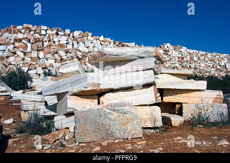 Grandi blocchi di marmo grezzo in una cava in Estremoz (Alentejo - Portogallo) Foto Stock