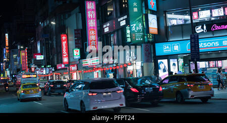 Ci sono un sacco di negozi e intrattenimenti di prestazioni sempre folle di persone chiamato Ximending Taipei Taiwan Foto Stock