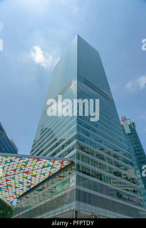 Singapore - Agosto 11, 2018: alto edificio finanziaria contro il cielo blu Foto Stock