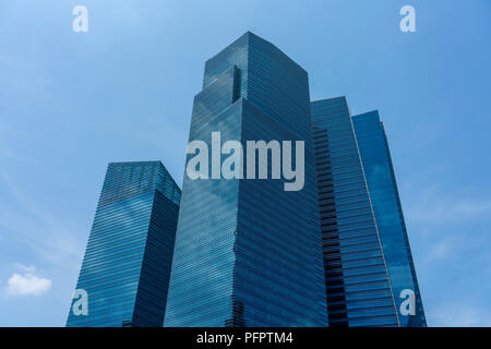 Singapore - Agosto 11, 2018: alti edifici blu contro il cielo blu Foto Stock