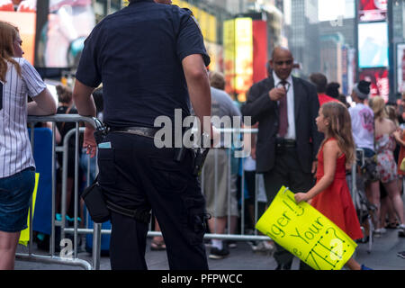 La città di New York, Stati Uniti d'America. 18 Agosto 2015: NYPD un funzionario di polizia in Times Square appoggia la mano sulla sua pistola nella città di New York, Stati Uniti d'America. Foto Stock