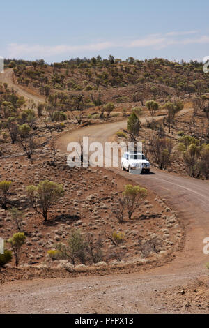 Australia, Flinders Ranges, 4x4 sulla strada avvolgimento attraverso aridi Foto Stock