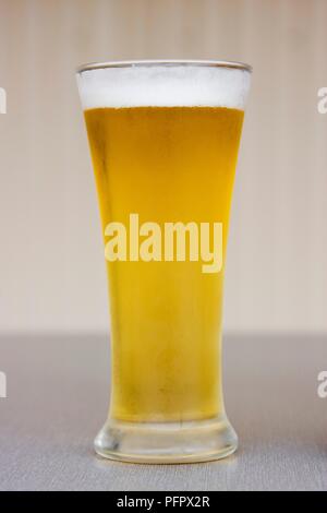 Vetro a freddo della birra di grano sul tavolo Foto Stock
