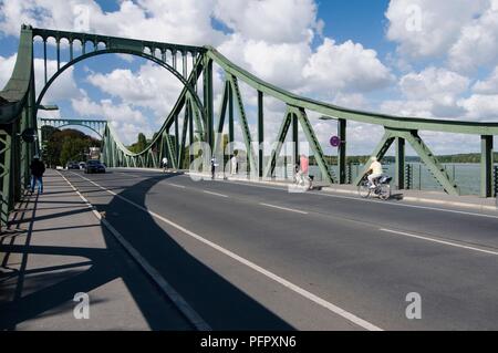 Germania, Glienicker Bruecke (Glienicke ponte), noto anche come ponte di Spies, storico ponte di collegamento tra Berlino e Potsdam, visto dal lato di Berlino Foto Stock