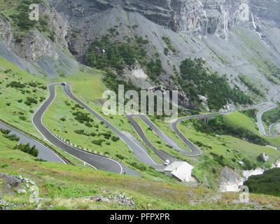 L'Italia, il Passo dello Stelvio (Stelvio), strada tortuosa sul passo di montagna tra Lombardia e Trentino Alto Adige Foto Stock