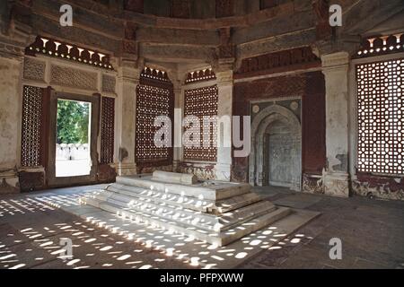 India, Delhi, Mehrauli, Qutb complesso e intricato architettura all'interno della tomba di Imam Zamin Foto Stock