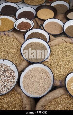 India, Delhi, Khari Baoli, bocce di spezie per la vendita al mercato delle spezie Foto Stock