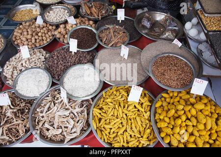 India, Delhi, Khari Baoli, spezie, frutta secca e semi per la vendita al mercato delle spezie Foto Stock