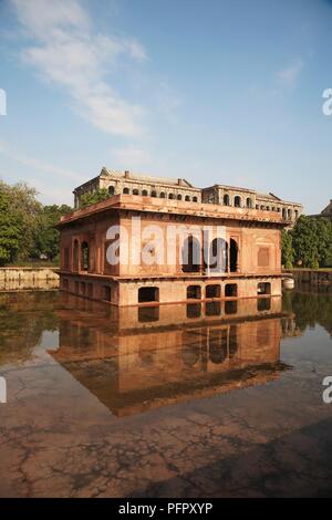 India, Delhi, Red Fort, Hayat Baksh Bagh, vista di stagno e padiglione Foto Stock