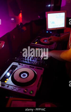 Estonia, Tallinn, DJ alla console di mixaggio in discoteca Foto Stock