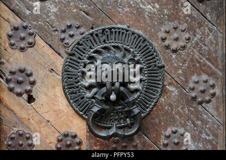 Estonia, Tallinn, Great Guild Hall, porta respingente Foto Stock