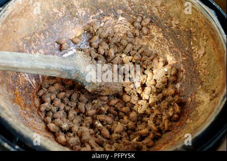 Estonia, Tallinn, tostate in coppa a Maias Munk stallo di mandorla Foto Stock
