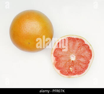 Citrus paradisi " Thompson' (Thompson, pompelmo rosa syn Marsh pompelmo), intere e tagliate a fette Foto Stock