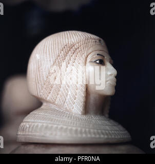 Testa di Meritaten, parte di un alabastro vaso canopi trovato nella tomba della regina Tiye, in mostra presso il Museo Egizio del Cairo (1970) Foto Stock