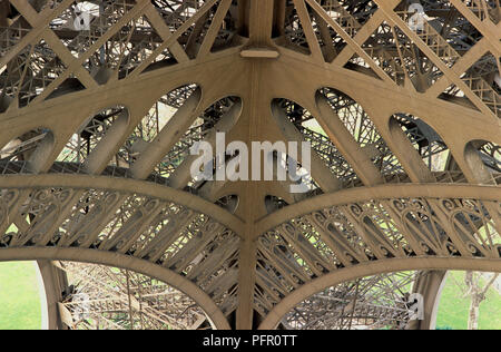 Francia, Parigi Torre Eiffel (La Tour Eiffel), quadro di reticolo, close-up Foto Stock