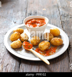 Papas arrugadas (Canarian rugoso patate) servito con salsa di Mojo Foto Stock