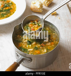 Ribollita toscana zuppa, essendo servite con un mestolo, ingredienti includono pane, fagioli cannellini, cavolo nero Foto Stock