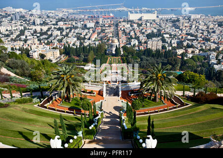 Israele, la Galilea Haifa, Monte Carmelo, la vista della città da giardini Bahai Foto Stock