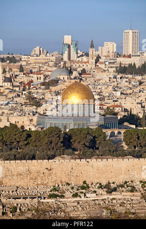 Israele, Gerusalemme, vista dal Monte degli Ulivi, guardando verso la Montagna del Tempio e Cupola della roccia Foto Stock