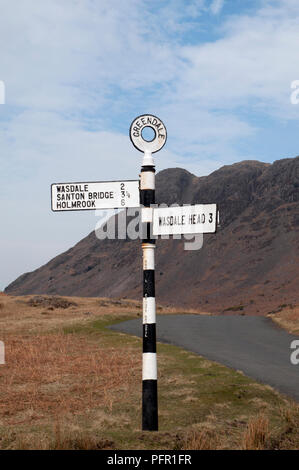 Gran Bretagna, Inghilterra, Lake District, Wasdale, cartello indicatore sulla strada di montagna Foto Stock