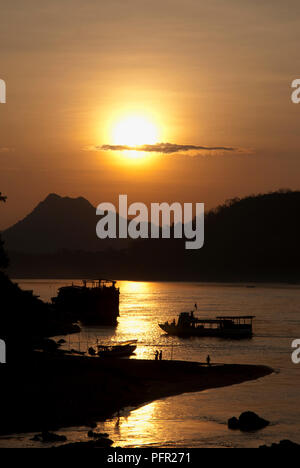 Laos Laos settentrionale, Luang Prabang (Luang Phabang), il tramonto sul fiume Mekong da vicino il Mekong Riverview Hotel Foto Stock