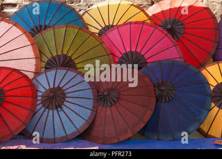 Laos Laos settentrionale, Luang Prabang (Luang Phabang), ombrelloni colorati per la vendita su Main Street Foto Stock