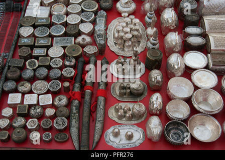 Laos Laos settentrionale, Luang Prabang (Luang Phabang), argenti per la vendita al mercato notturno Foto Stock