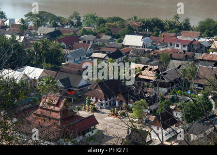 Laos Laos settentrionale, Luang Prabang (Luang Phabang), il panorama della città e del fiume Mekong da parte-via per il Monte Phou Si (Mount Phu Si) Foto Stock