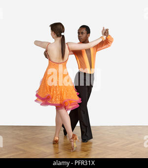 Ragazzo adolescente e una ragazza ballare la rumba Foto Stock