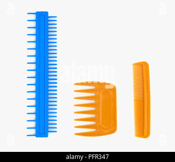 Tre pettini in plastica, marmorizzazione pettine, pettine a denti larghi e stretti e pettine dentato Foto Stock