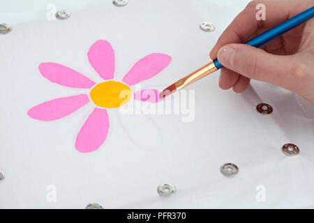 Pittura batik design floreale su bianco tessuto teso sul telaio utilizzando la vernice di seta Foto Stock