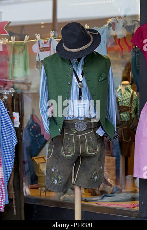 Costume tradizionale in un negozio di abbigliamento, Oberstdorf, Allgaeu, Baviera, Germania Foto Stock