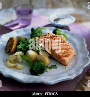 Salmone grigliato servito con patate novelle bollite e broccoli Foto Stock