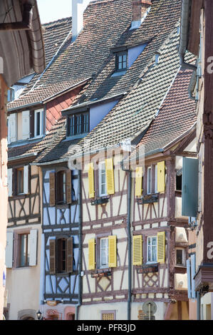 Francia, Alsazia, Colmar città medievale di tipiche case a graticcio, persiane e windows Foto Stock