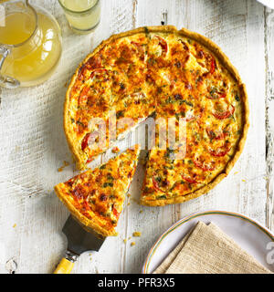 Pomodoro e Digione crostata con parmigiano e basilico crosta, fetta rimossa dal resto usando un server di torta Foto Stock