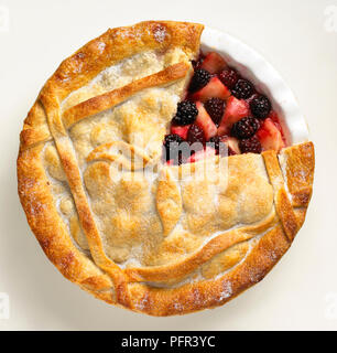 Blackberry e la torta di mele con la parte di crosta rimossa, che mostra il riempimento Foto Stock