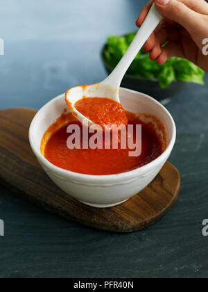 Fatti in casa a base di salsa di pomodoro nel recipiente e la siviera Foto Stock